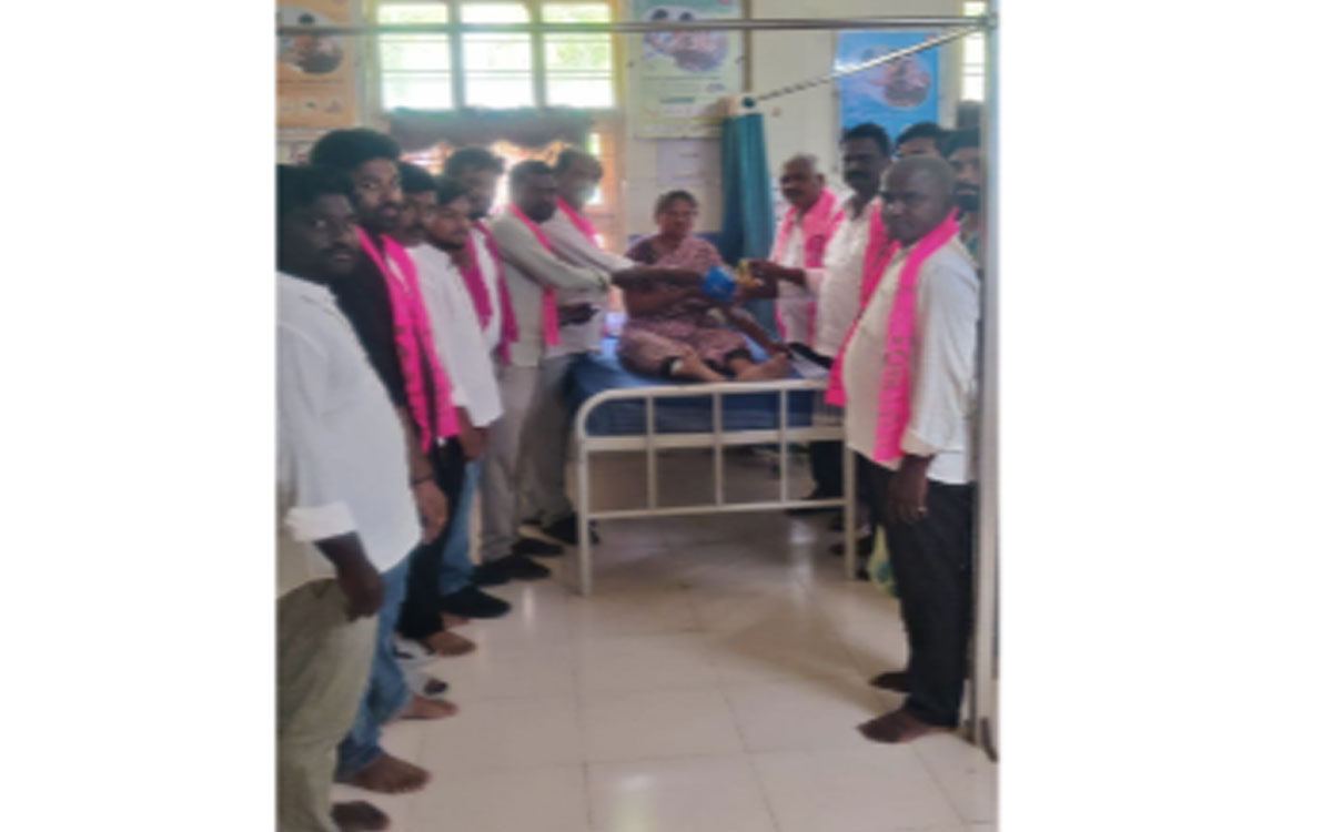 సుజాతనగర్ పీహెచ్‌సీలో రోగుల‌కు పండ్లు పంపిణీ 