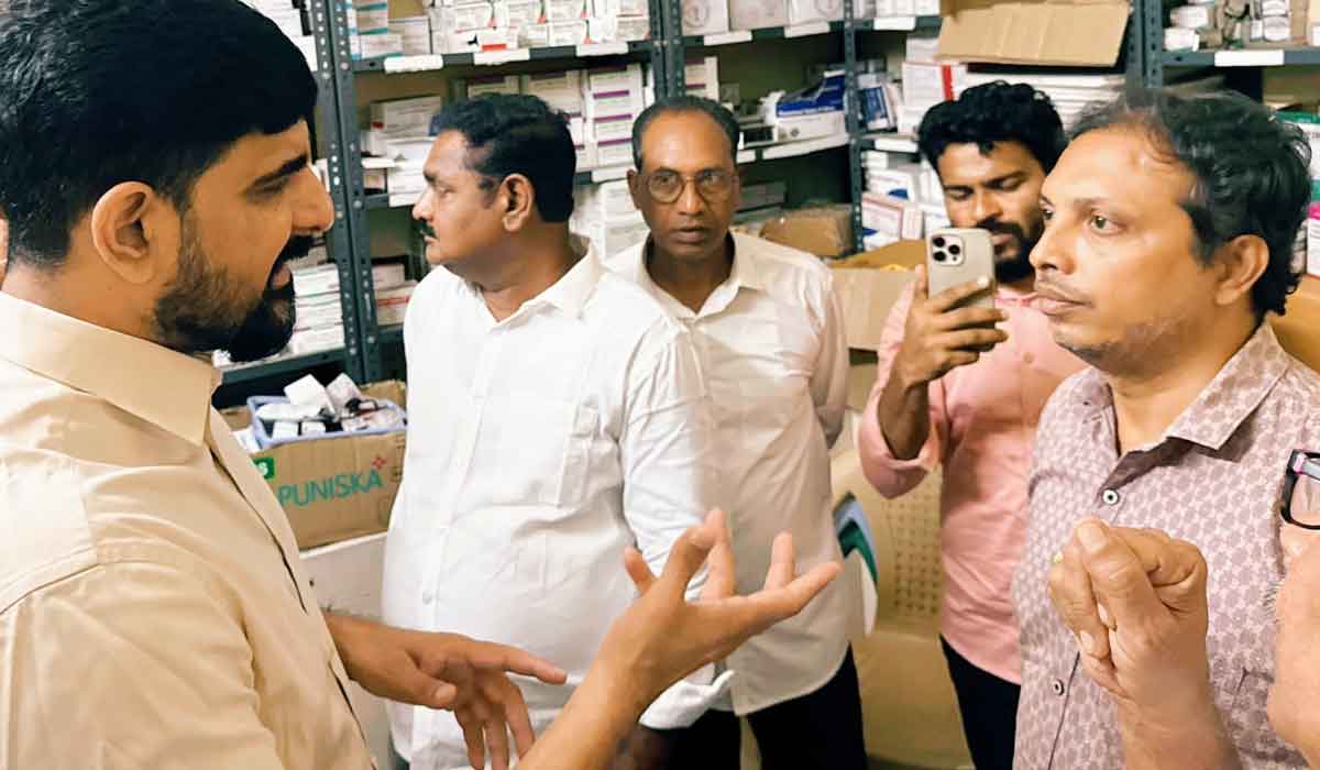 Huzurabad MLA Padi Kaushik Reddy | ప్రజల ఆరోగ్యం పట్ల నిర్లక్ష్యంగా వ్యవహరిస్తే కఠిన చర్యలు.. హుజురాబాద్‌ ఎమ్మెల్యే పాడి కౌశిక్ రెడ్డి