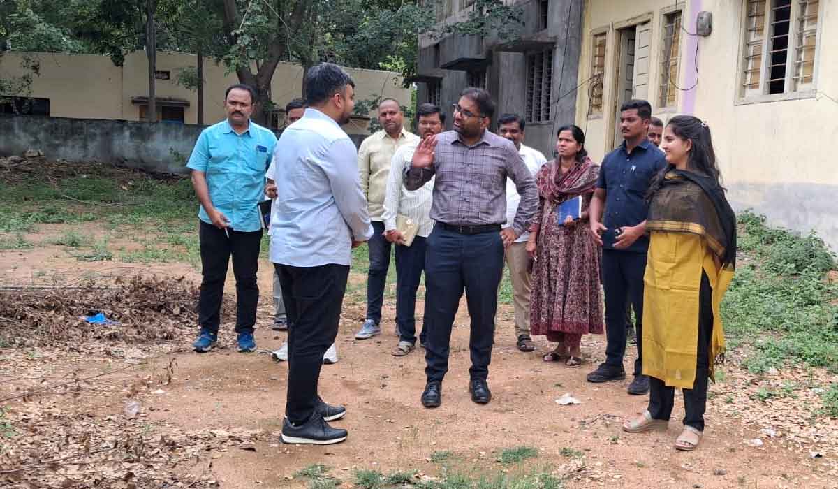 Collector Koya Sriharsha | ఓదెలలో ఆకస్మికంగా పర్యటించిన పెద్దపల్లి కలెక్టర్ కోయ శ్రీహర్ష