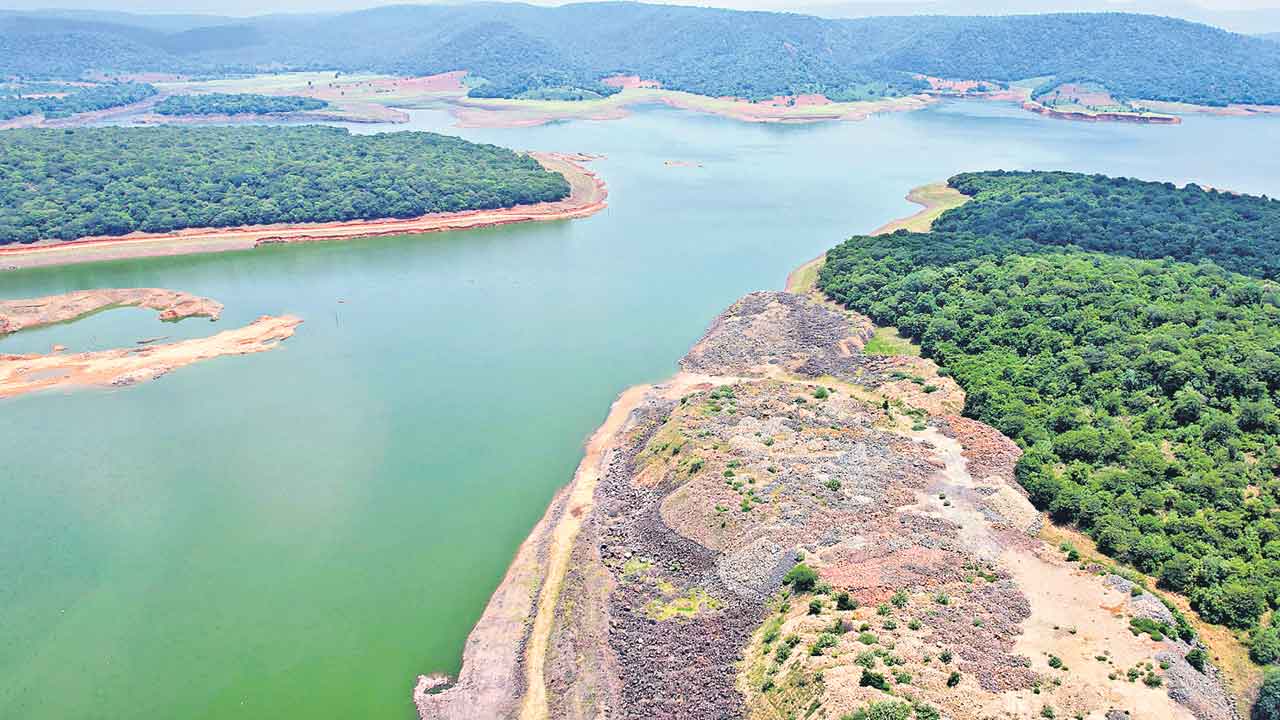 నీళ్లు ఇచ్చేదెవరు? తెచ్చేదెవరు?