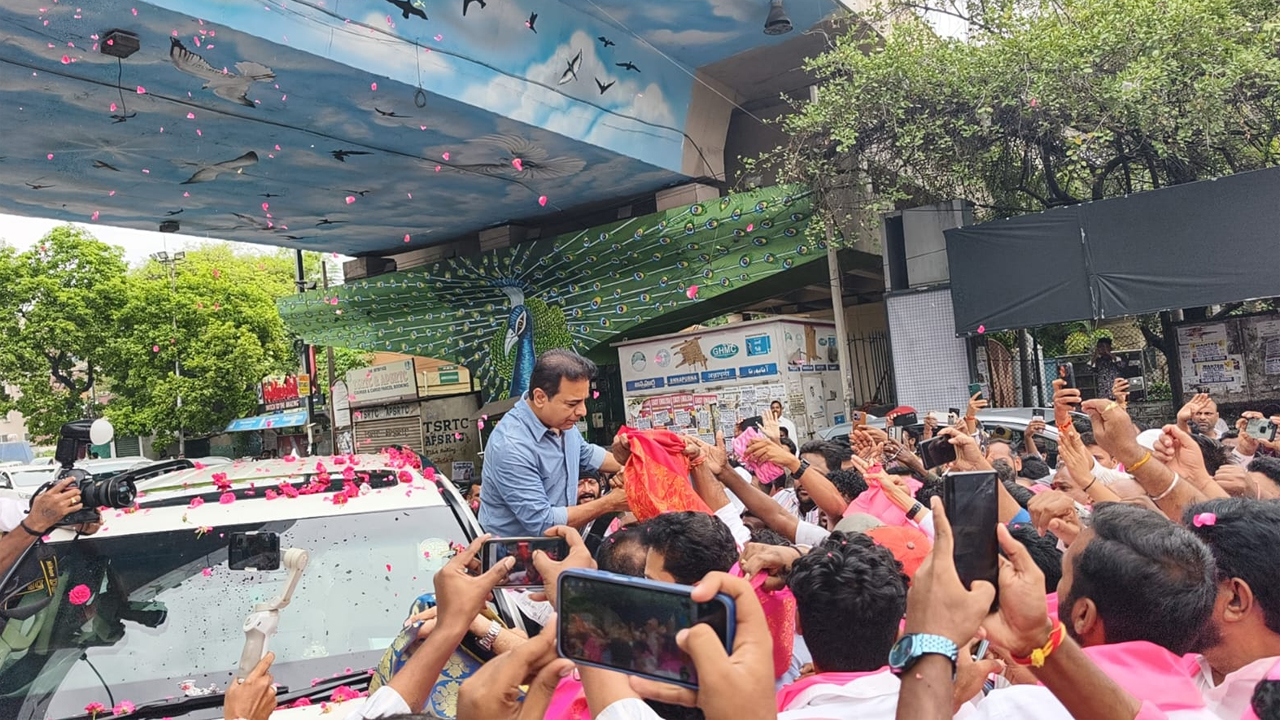 KTR | యువ సంగ్రామ సదస్సుకు బయల్దేరిన కేటీఆర్.. మలక్‌పేటలో ఘన స్వాగతం