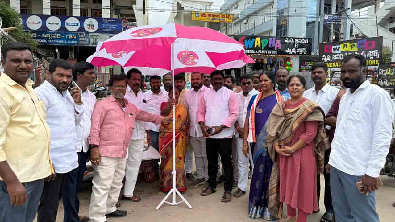 KTR birthday | కేటీఆర్‌ బర్త్‌డే.. మెదక్‌లో చిరు వ్యాపారులకు గొడుగుల పంపిణీ