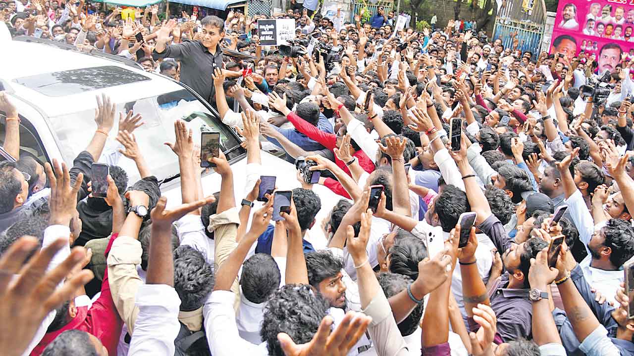 గర్జించిన విద్యార్థి లోకం