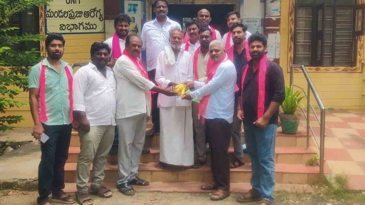 Kottagudem | కేటీఆర్ జన్మదినాన్ని పునస్కరించుకొని దవాఖానాలో పండ్లు పంపిణీ..!