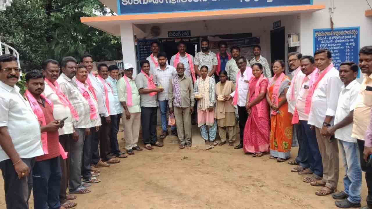 Karakagudem | కేటీఆర్ పుట్టినరోజు సందర్భంగా రోగులకు పండ్లు, బ్రేడ్లు పంపిణీ..!