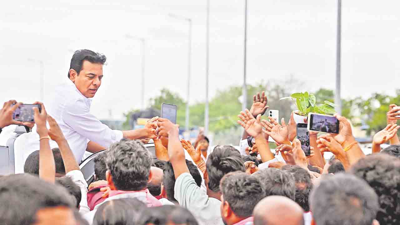 కేటీఆర్‌కు అడుగడుగునా బ్రహ్మరథం
