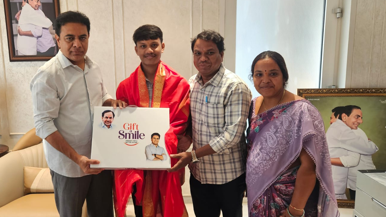 KTR | ఐఐటీ విద్యార్థికి కేటీఆర్ భరోసా.. ల్యాప్ టాప్ అందించి.. కాలేజీ ఫీజు సైతం చెల్లిస్తానని హామీ