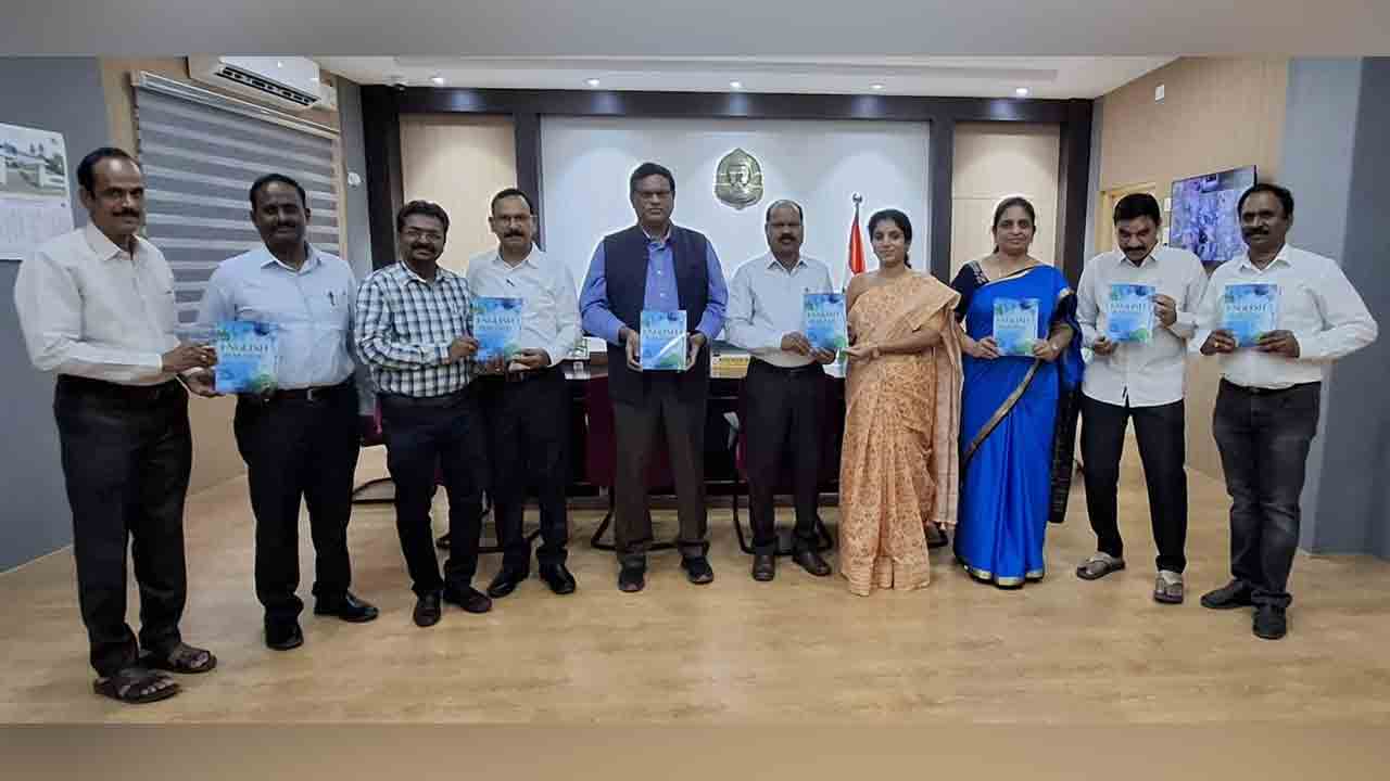 Kakatiya University | ‘ఇంగ్లీష్‌ ఫర్‌ మాస్టరీ’ పుస్తకాన్ని ఆవిష్కరించిన వీసీ..!