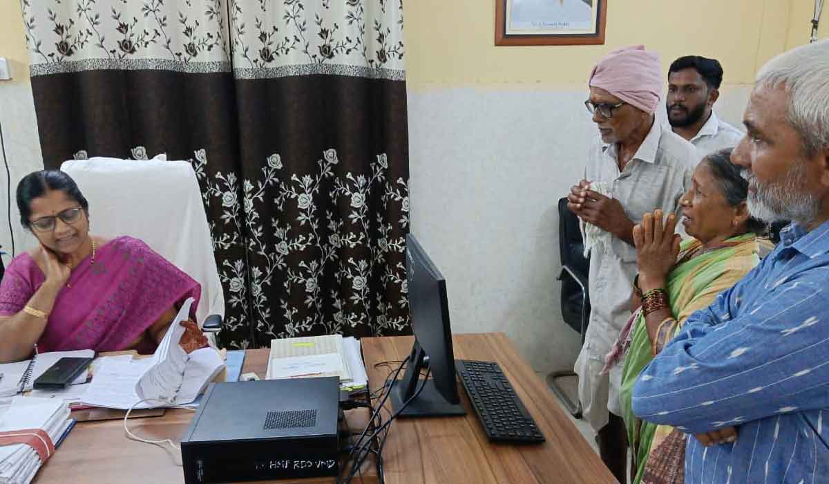 Vemulawada | మాకు న్యాయం చేయండి.. వేములవాడ ఆర్డీవోకు మొరపెట్టుకున్న వృద్ధ దంపతులు