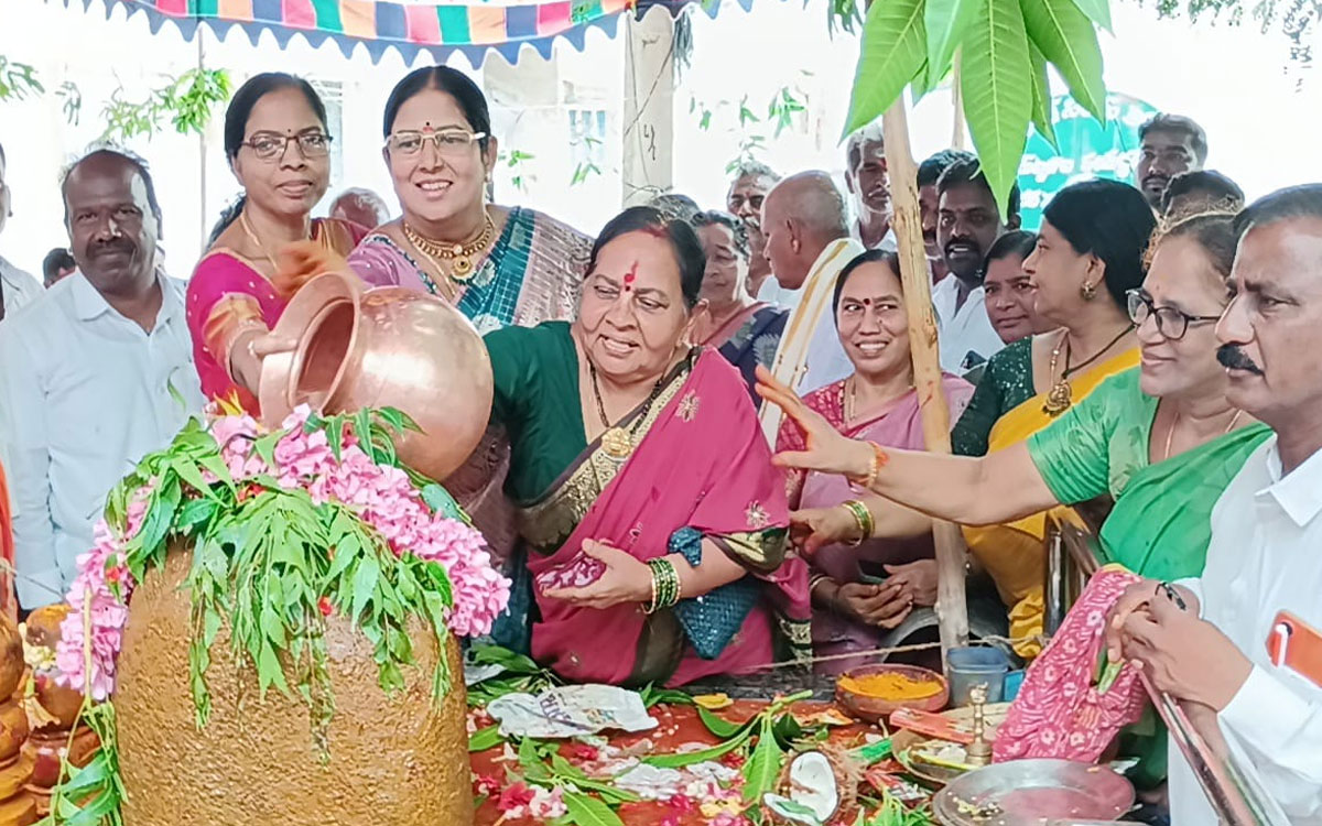 వర్షాలు కురవాలని బొడ్రాయి తల్లికి జలాభిషేకం