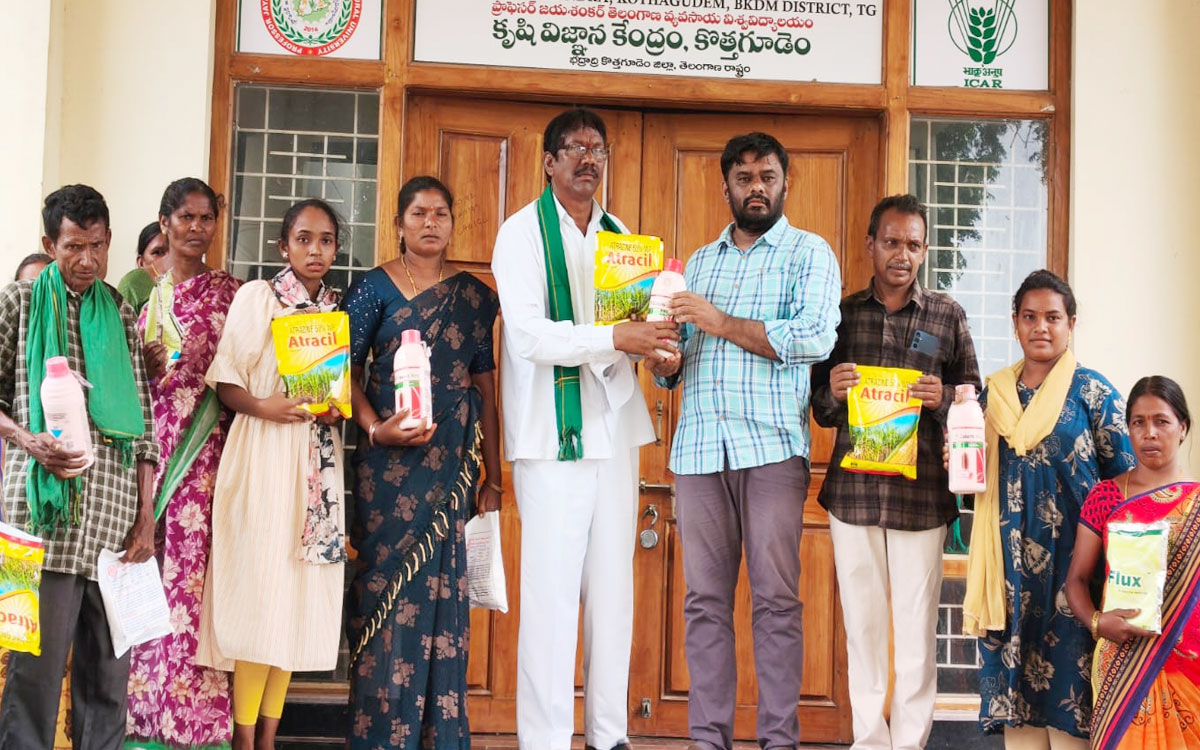 రైతుల‌కు జీవ ఎరువులు, కంది విత్త‌నం పంపిణీ