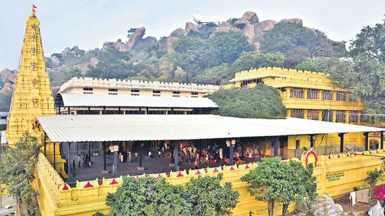 కొమురవెల్లి భూములపై కమిషనర్‌ ఆరా!