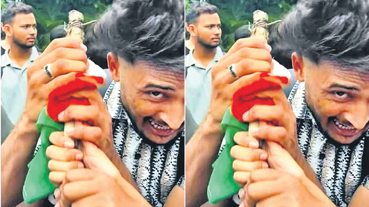 Students Protest | మేకులున్న లాఠీలతో విద్యార్థులపై దాడి.. ఆల్ట్‌న్యూస్‌ ఫ్యాక్ట్‌చెక్‌లో వెల్లడి!