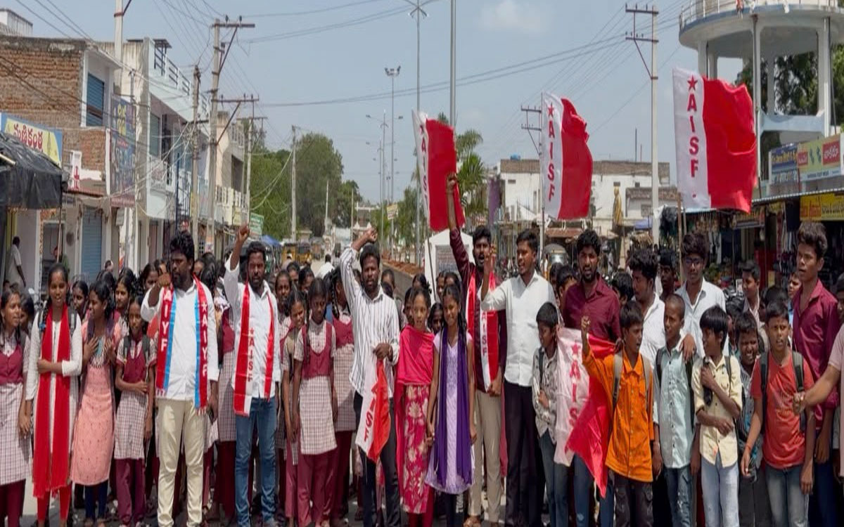 ‘ప్రభుత్వ స్కూల్స్ ను మూసేసే ఆలోచనను విరమించుకోవాలి’