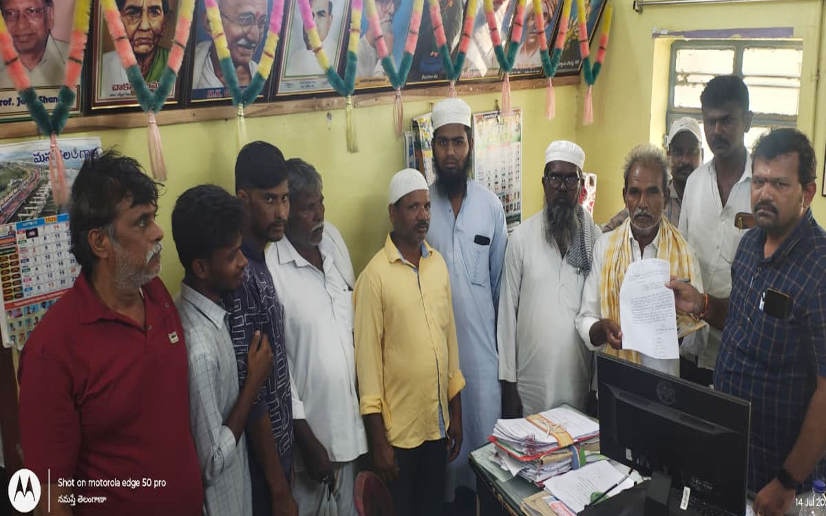 ముస్లిం స్మశాన వాటిక ధ్వంసంపై కారేప‌ల్లి తాసీల్దార్‌కు విన‌తి