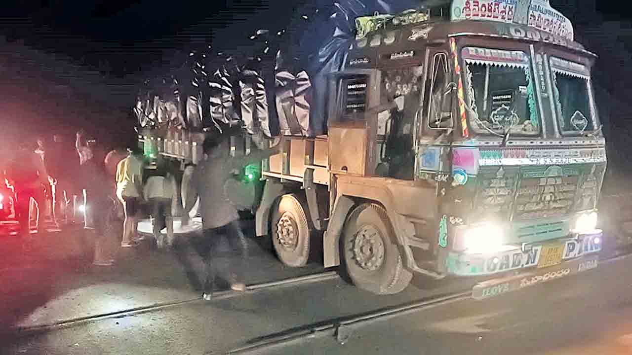 పట్టాలపై నిలిచిన లారీ