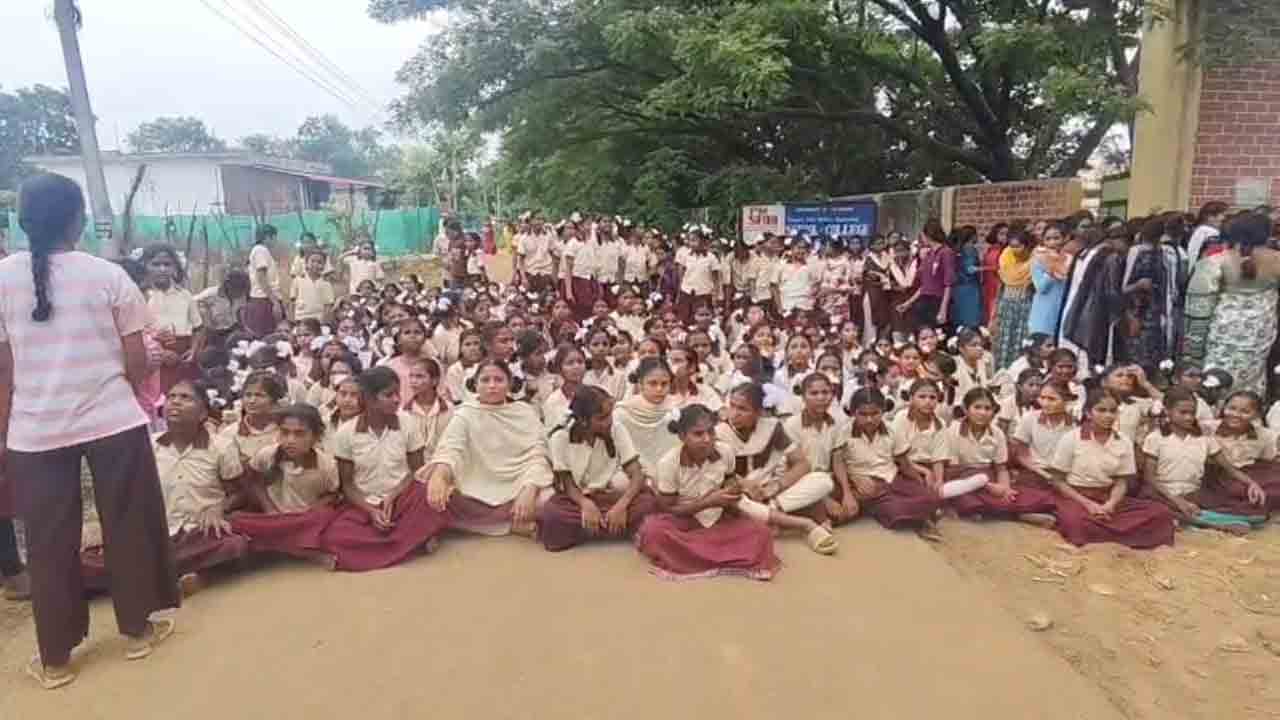 Mahabubabad | నీళ్ల కోసం రోడ్డెక్కిన బాలికల గురుకుల పాఠశాల విద్యార్థుల  : వీడియో