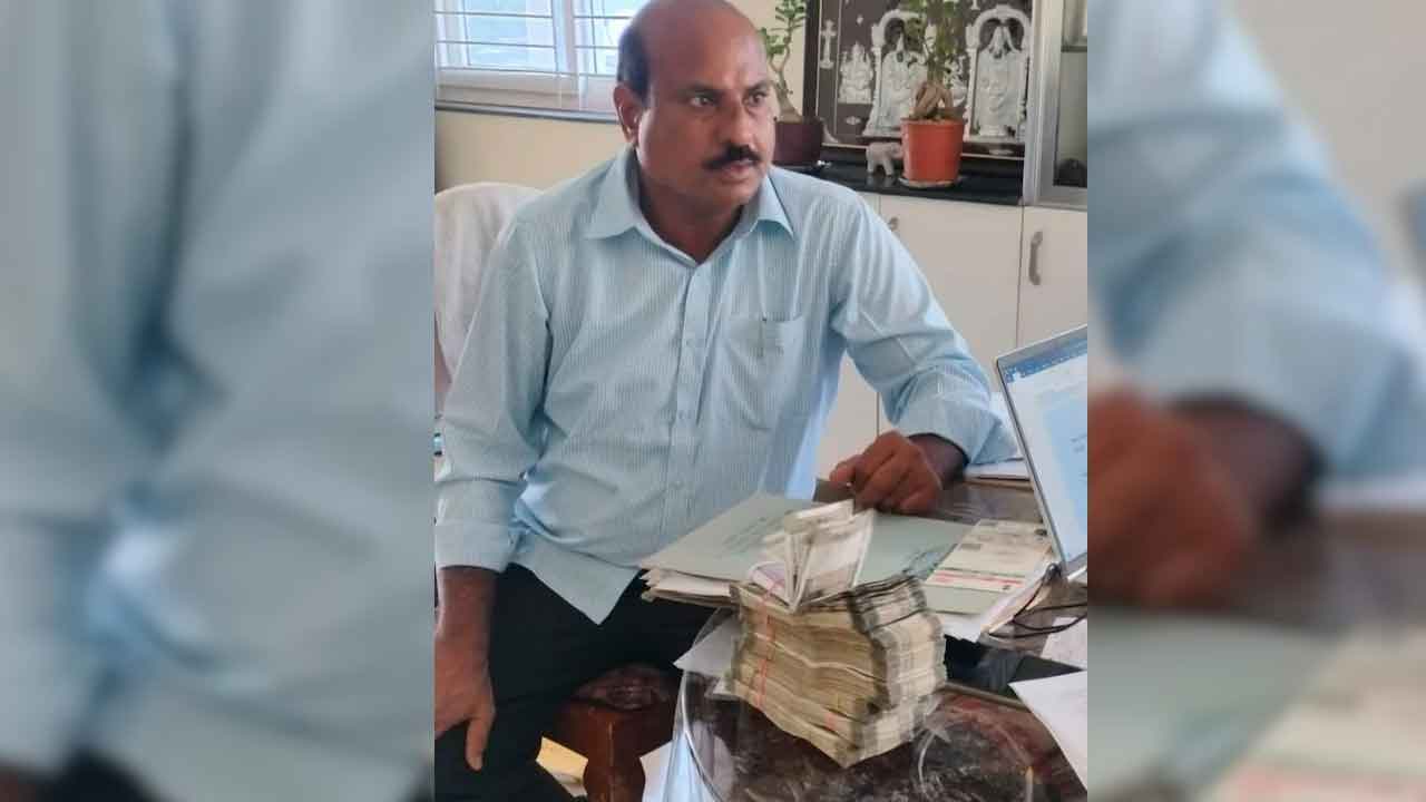 వెలుగులోకి ఎక్సైజ్‌ మల్లారెడ్డి అక్రమ సంపాదన