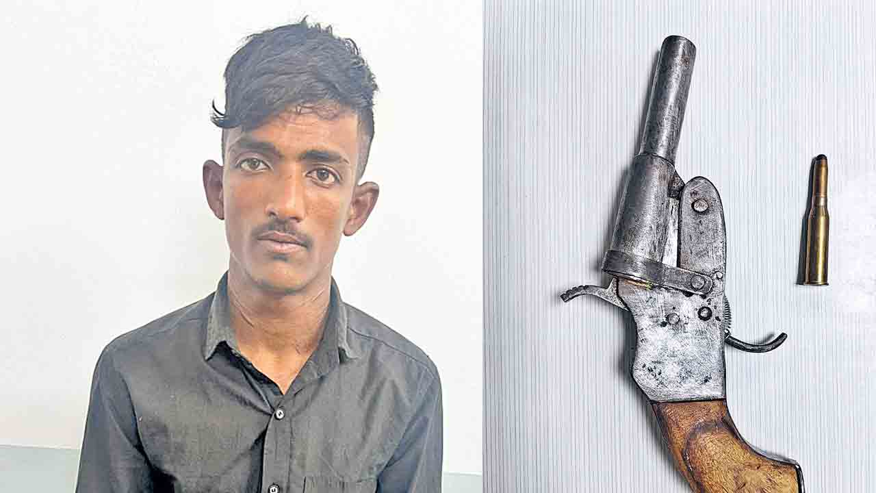 తుపాకీతో హల్‌చల్‌.. యువకుడు అరెస్ట్‌