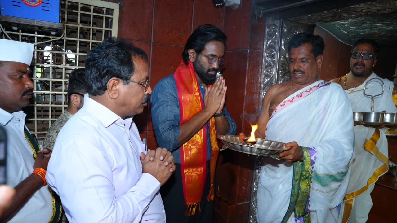 Manchu Vishnu | ఏడుపాయల వనదుర్గమ్మకు మంచు విష్ణు పూజలు