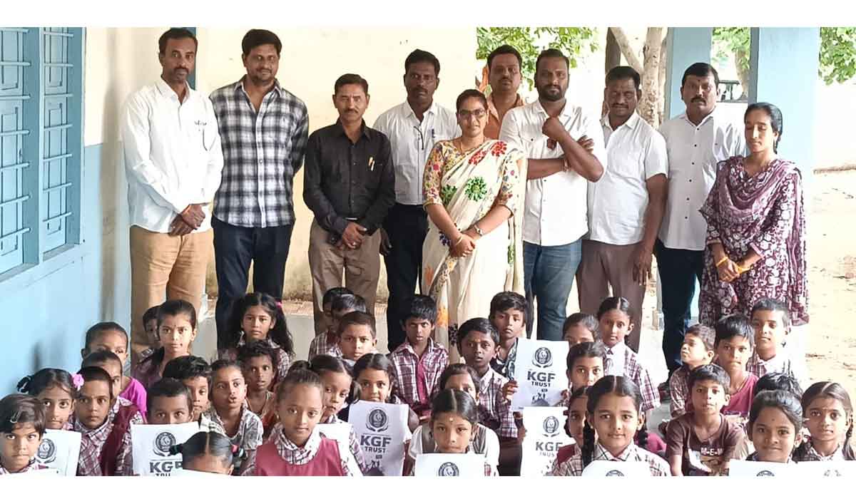 KGF Trust | కేజీఎఫ్ ట్రస్ట్ ఆధ్వర్యంలో మల్లారం ప్రభుత్వ పాఠశాలకు రైటింగ్ బోర్డుల పంపిణీ