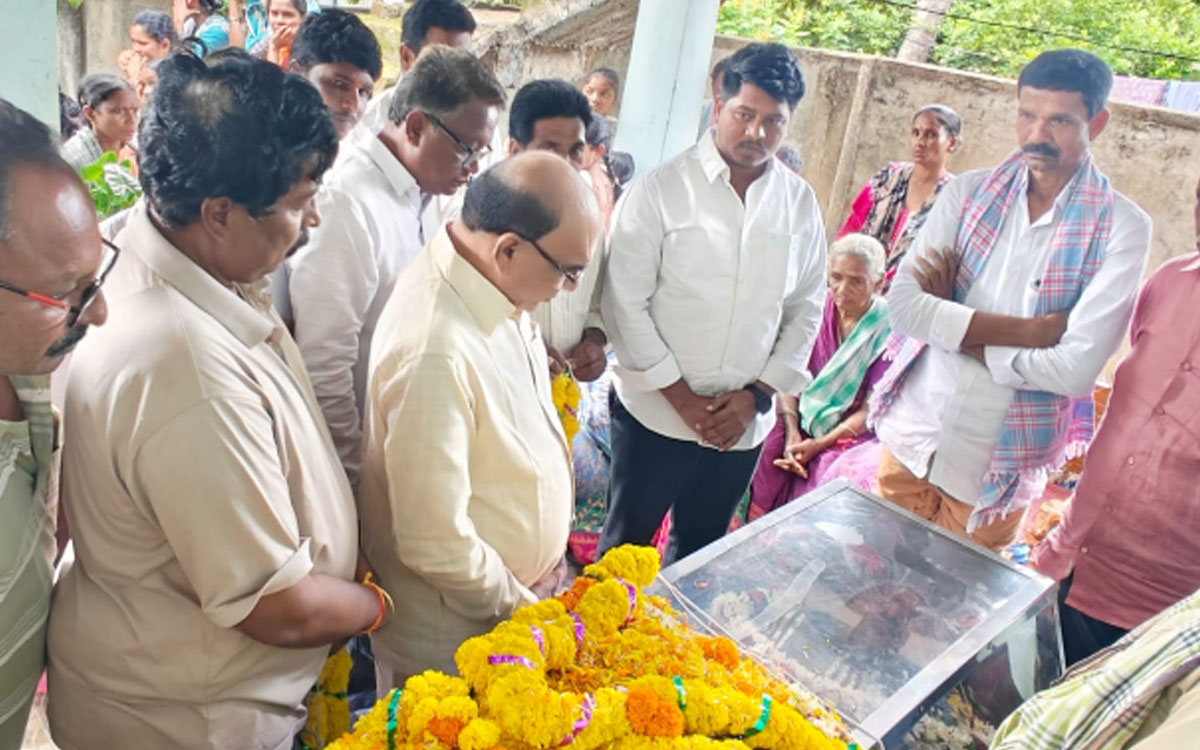 మాజీ సర్పంచ్ సోయం రాజా బాబు మృతికి మాజీ ఎమ్మెల్యే మెచ్చా క‌న్నీటి నివాళి