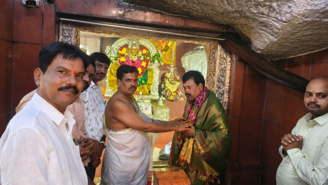 Medak | వనదుర్గమ్మ సన్నిధిలో జిల్లా విద్యాధికారి