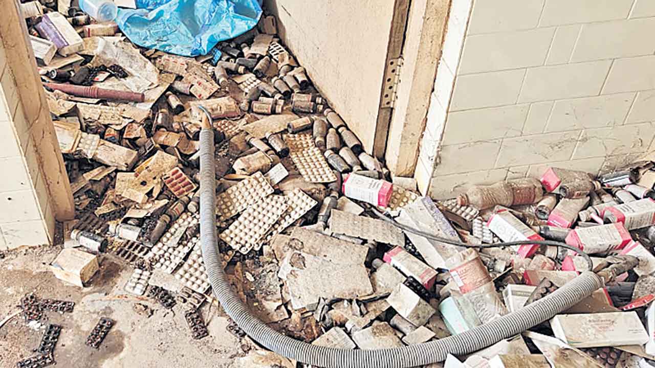 చెత్తకుప్పల్లో దవాఖాన మందులు