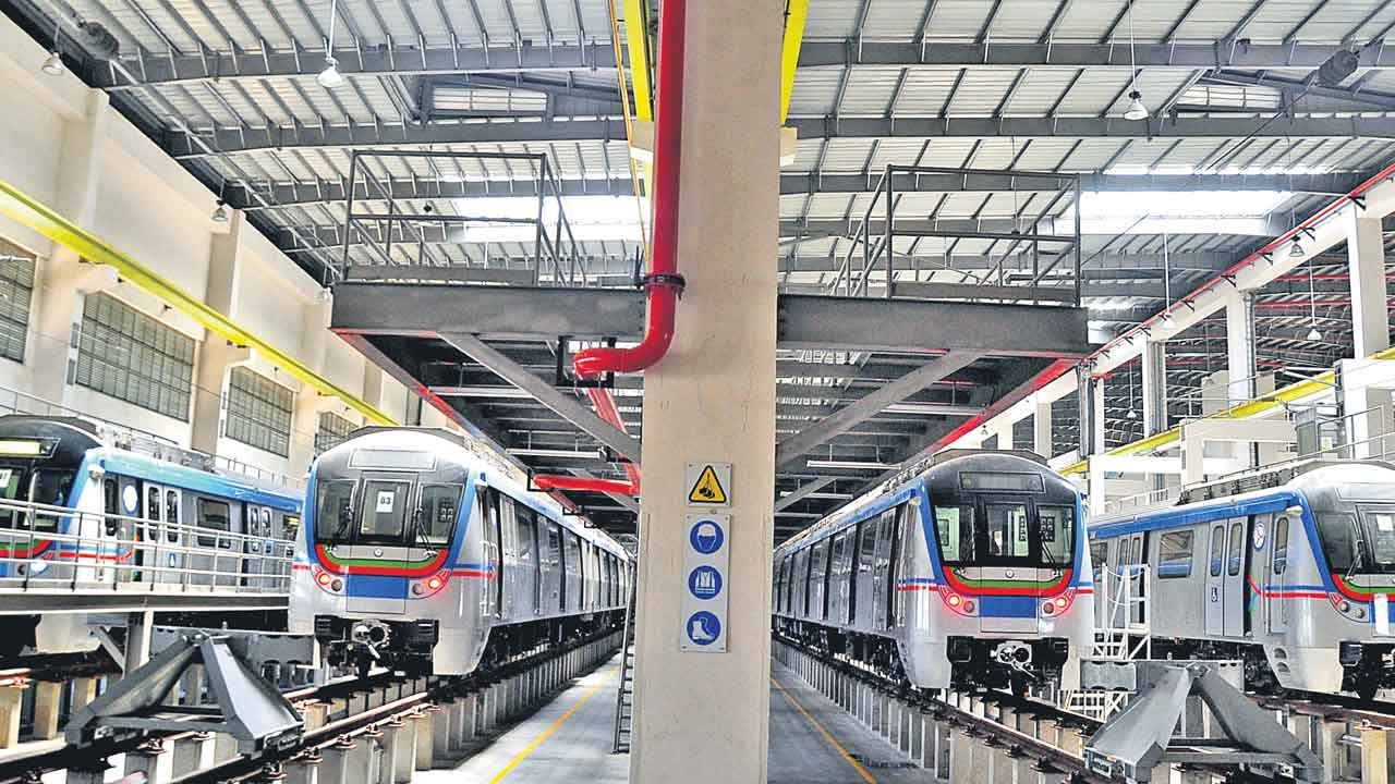 కొత్త బోగీలకు నిధులు కరువు
