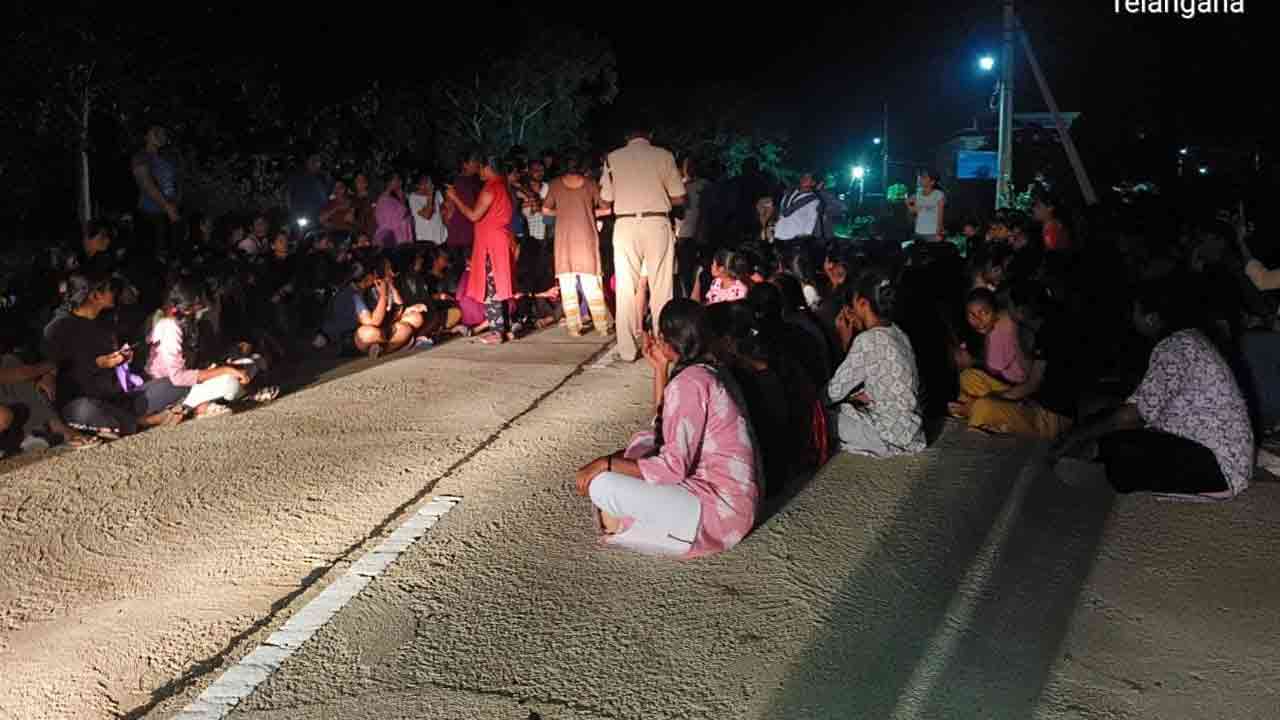 MG University | అర్ధరాత్రి ఎంజీ యూనివర్సిటీలో విద్యార్థినిల ఆందోళన.