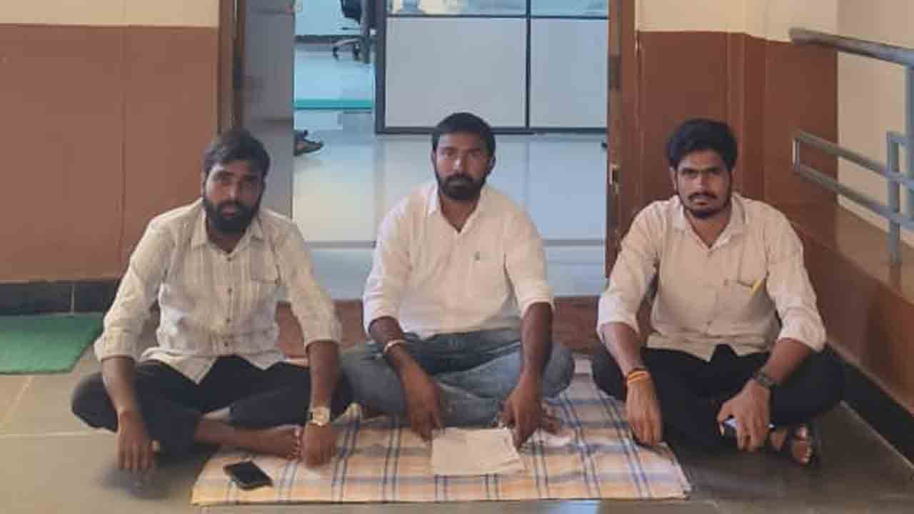 MGU | హాల్ టికెట్ల నిలిపివేతపై నిరసన.. ఆమరణ నిరాహార దీక్ష చేపట్టిన విద్యార్థులు..!