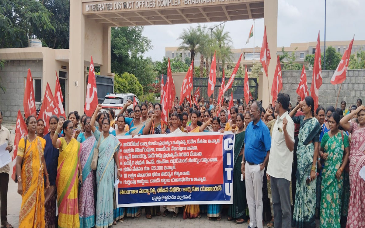 ‘మధ్యాహ్న భోజన కార్మికుల సమస్యలు పరిష్కరించాలి’