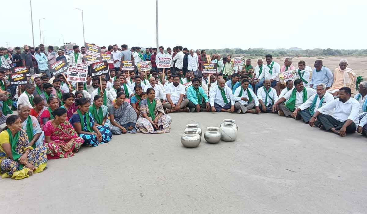 Mid Manair Reservoir | మిడ్ మానేరు రిజర్వాయర్ నుండి నీళ్లు విడుదల చేయాలని మల్లాపూర్- పొత్తూరు బ్రిడ్జి పై రైతుల ధర్నా