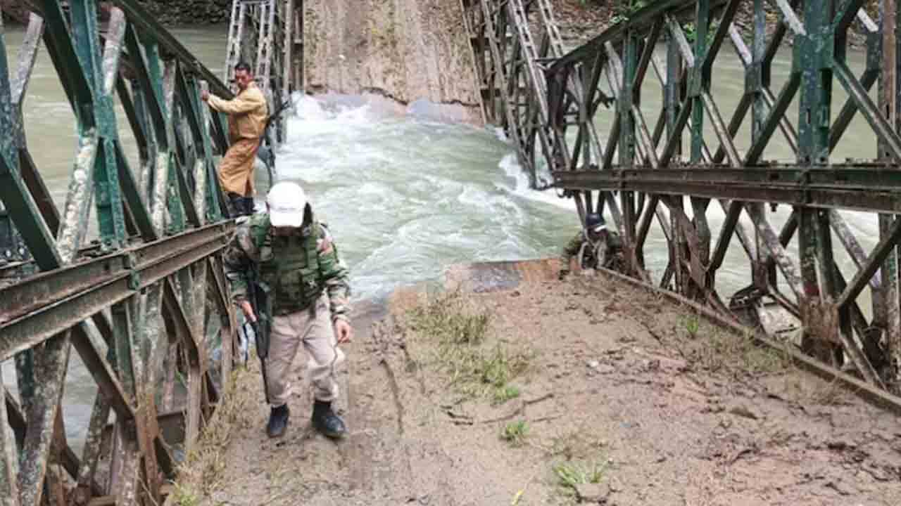 militants blow up bridge | వంతెన పేల్చేసిన మిలిటెంట్లు.. పలు గ్రామాలకు రాకపోకలు బంద్‌