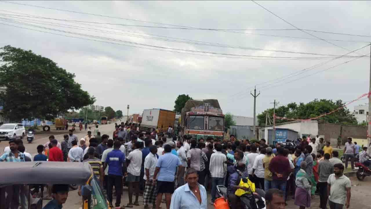 Road accident | బైక్‌ను ఢీకొట్టిన కంటెయినర్‌.. దంపతులకు తీవ్ర గాయాలు