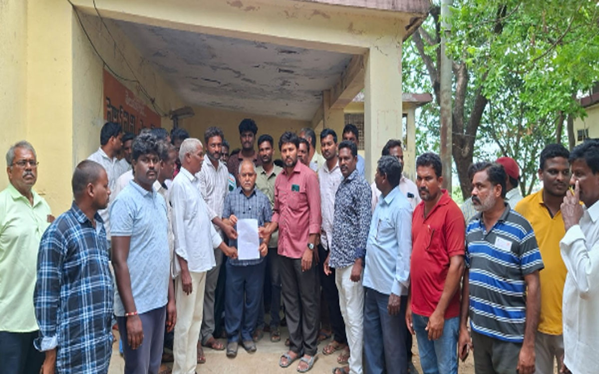 మిషన్ భగీరథ కార్మికులకు అన్యాయం జరుగుతోందంటూ ఆందోళన