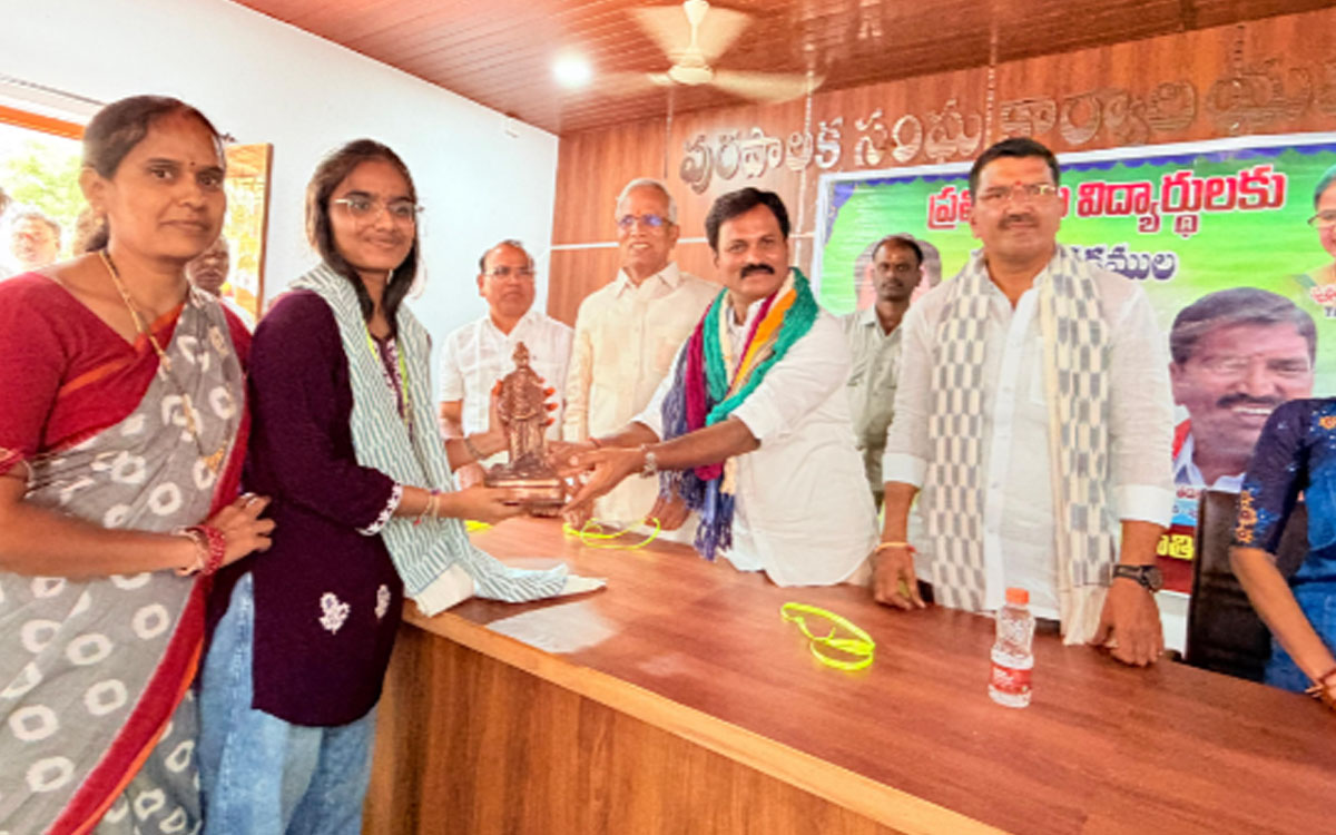 ‘పట్టుదలతో చదివితే ఉన్నత లక్ష్యాలు చేరుకోవ‌చ్చు’