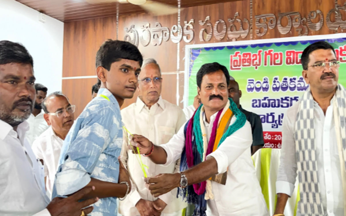 'పట్టుదలతో చదివితే ఉన్నత లక్ష్యాలు చేరుకోవచ్చు'