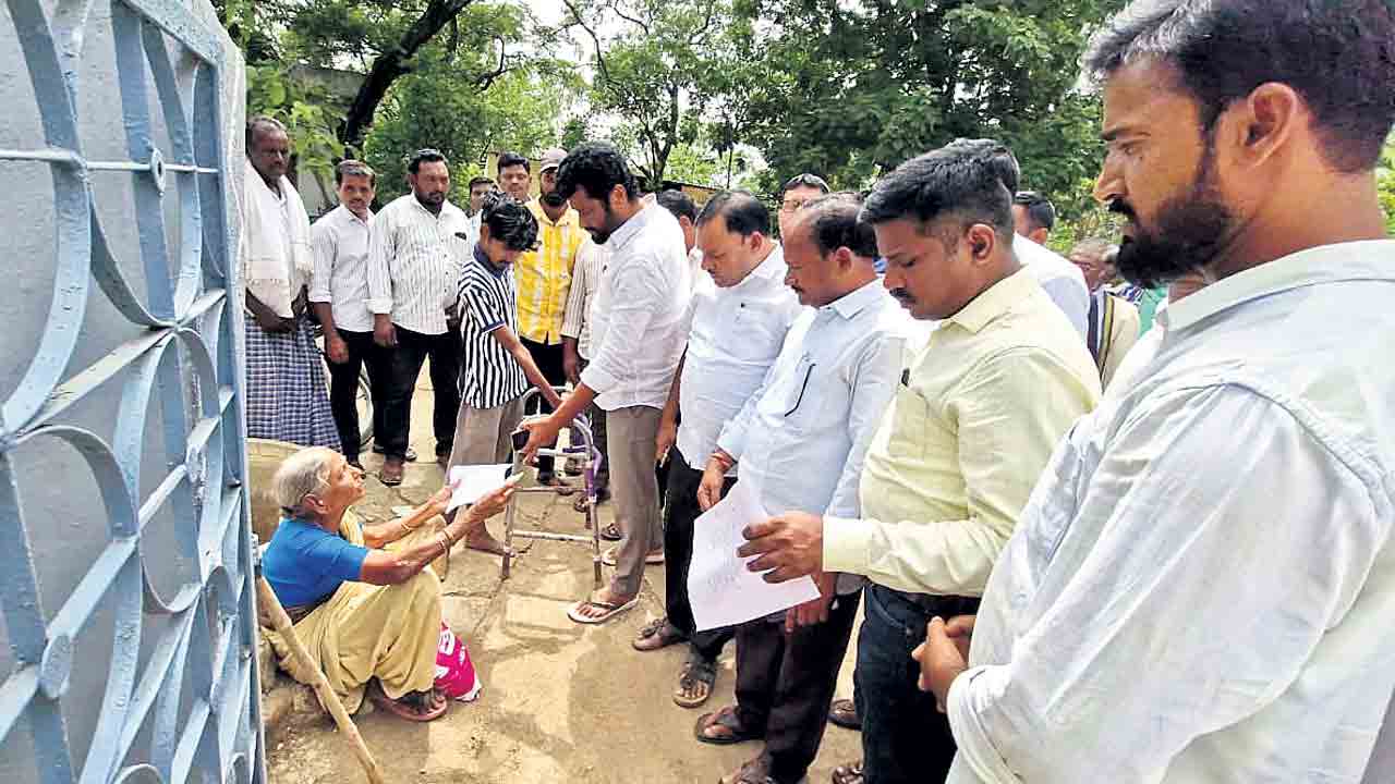 బీఎల్‌వోలు జాగ్రత్తగా వ్యవహరించి ఓట్లు పరిశీలించాలి.. బోథ్‌ ఎమ్మెల్యే అనిల్‌ జాదవ్‌