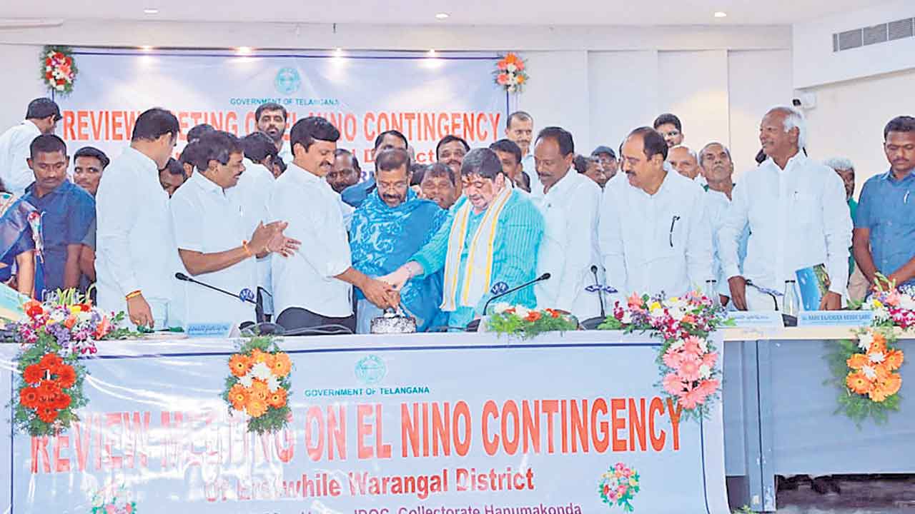 కలెక్టర్‌ ఆఫీసా.. కాంగ్రెస్‌ ఆఫీసా?