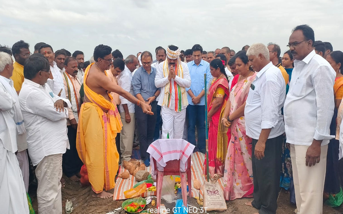 నాగినేనిప్రోలు రెడ్డిపాలెంలో కమ్యూనిటీ హాల్ నిర్మాణ పనులకు ఎమ్మెల్యే పాయం భూమి పూజ