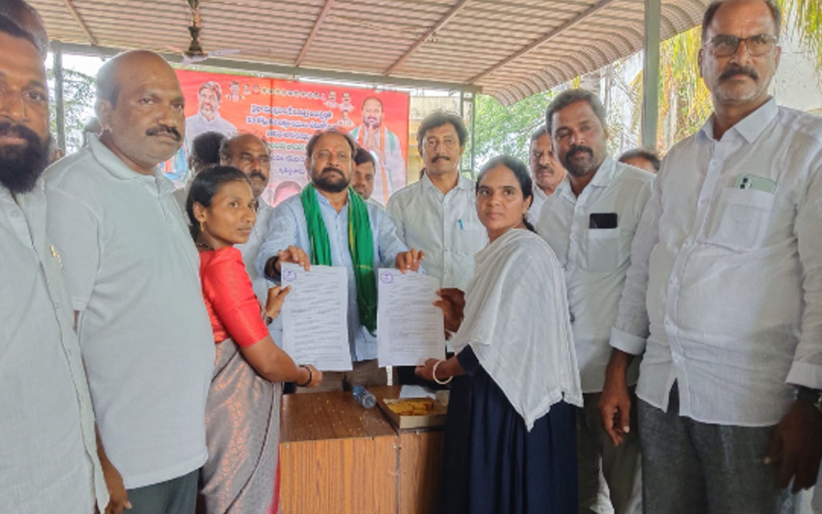 ఇన్‌స్ట్రక్టర్, ఆయాలకు నియామక పత్రాలు అందజేత
