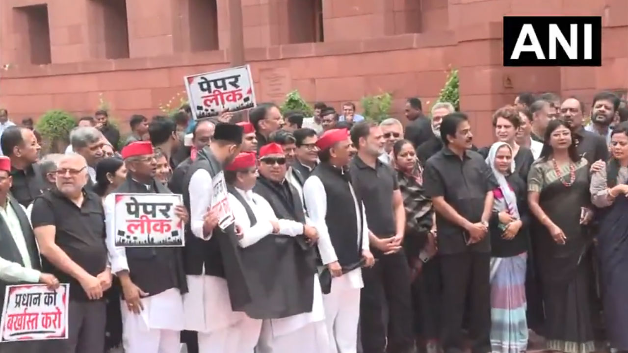 Parliament: న‌ల్ల దుస్తుల‌తో విప‌క్ష ఎంపీల నిర‌స‌న ప్ర‌ద‌ర్శ‌న‌.. ఉభ‌య‌స‌భ‌లు 12 వ‌ర‌కు వాయిదా