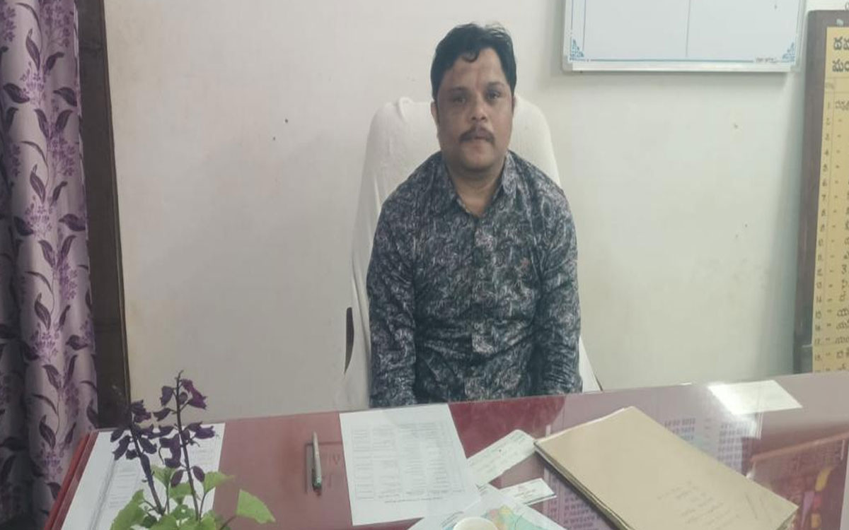 దమ్మపేట తాసీల్దార్ రామ్ నరేష్, జీపీఓ అనంతమ్మ సస్పెండ్