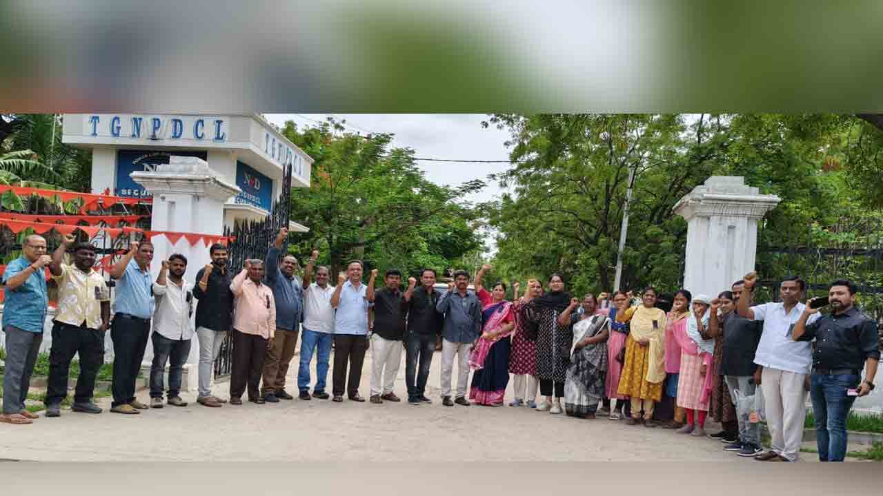Electricity employees | కరీంనగర్‌లో కొనసాగుతున్న విద్యుత్ ఉద్యోగుల నిరసన