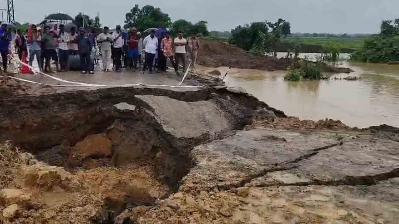 Mulugu | తెగిన రోడ్డు.. రెండు రాష్ట్రాలకు నిలిచిన రాకపోకలు : వీడియో