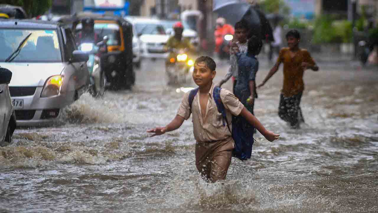 Heavy rains in Mumbai | ముంబైని ముంచెత్తిన భారీ వర్షాలు.. నేడు స్కూల్స్‌, కాలేజీలకు హాలిడే
