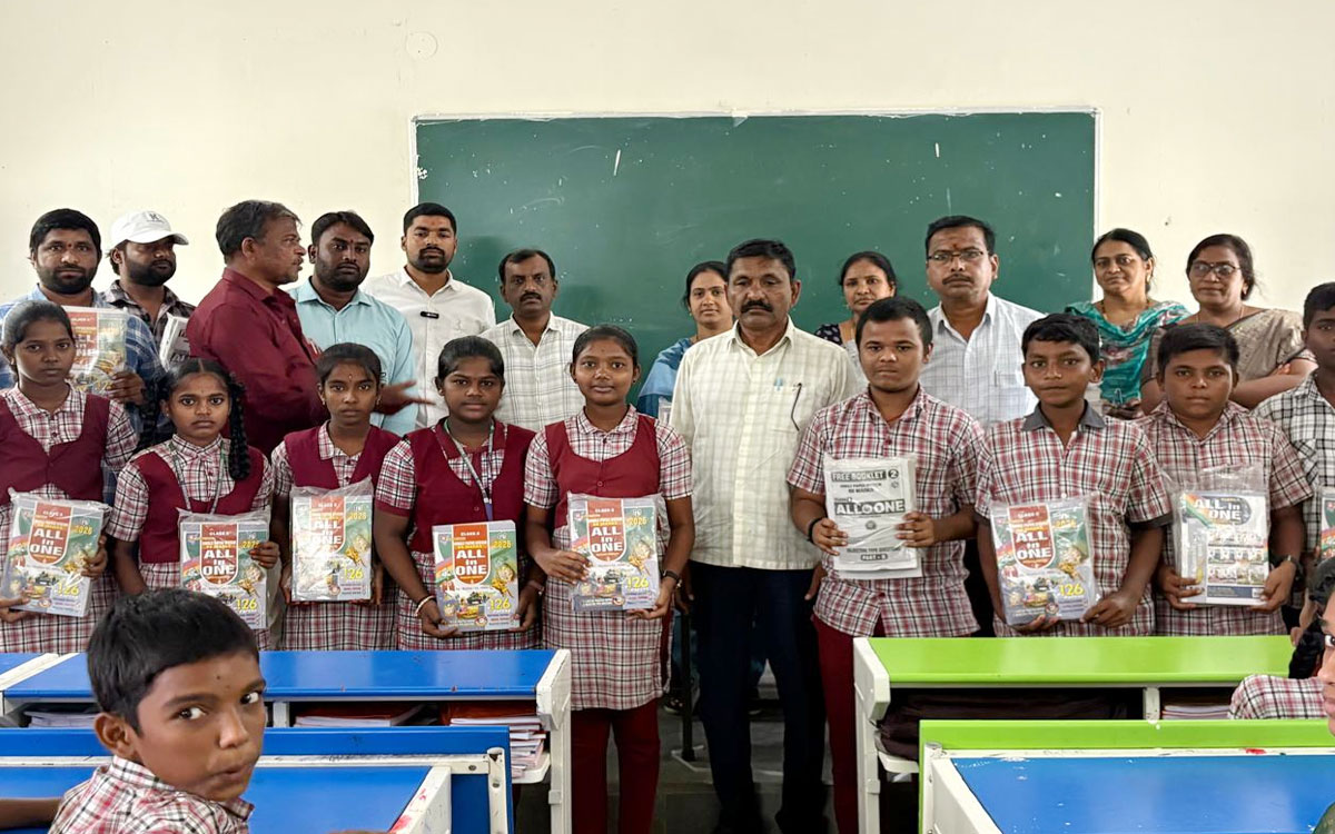మునుగోడు జ‌డ్పీహెచ్ఎస్ విద్యార్థులకు ఆల్ ఇన్ వన్ పుస్తకాల పంపిణీ