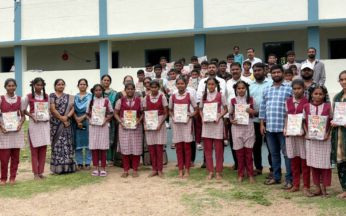 మునుగోడు జడ్పీహెచ్ఎస్ విద్యార్థులకు ఆల్ ఇన్ వన్ పుస్తకాల పంపిణీ