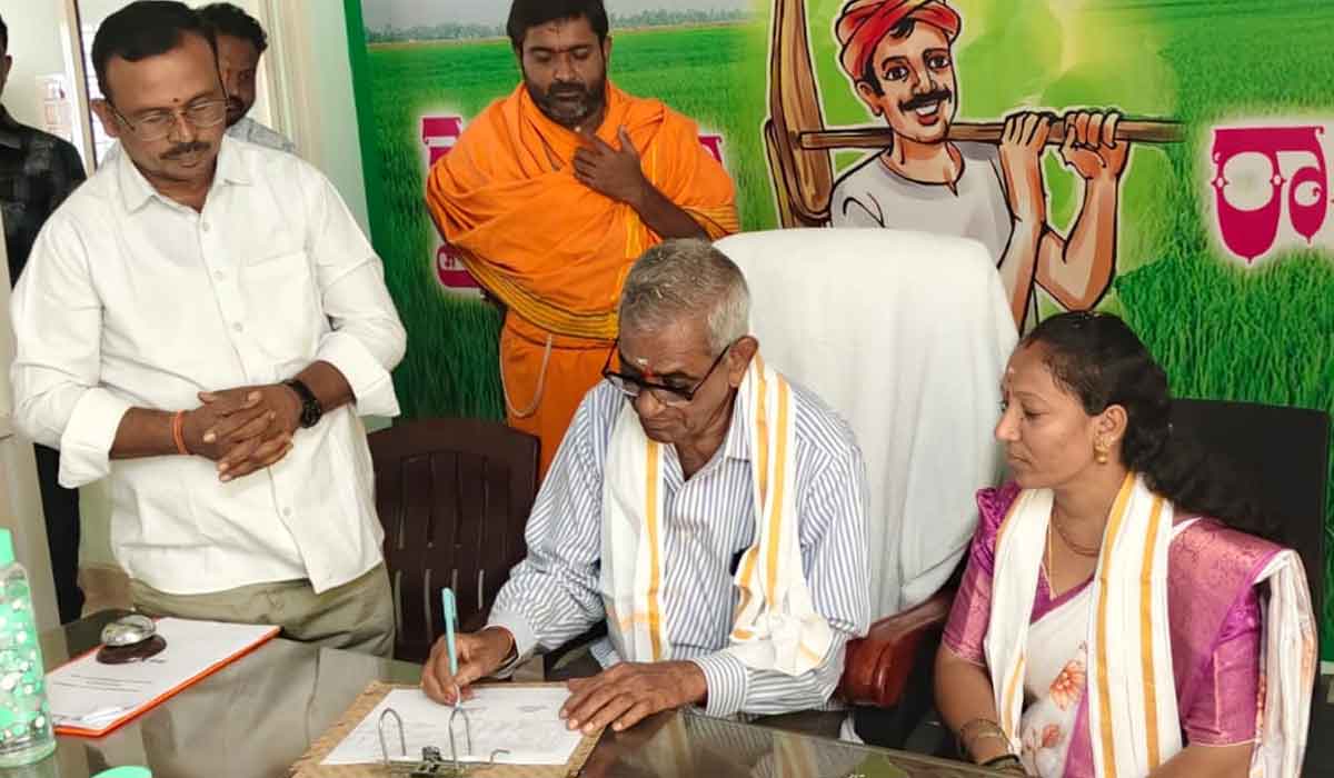 Chinnakalvala PACS | చిన్నకల్వల పీఏసీఎస్ చైర్మన్ గా మురళీధర్ రావు బాధ్యతలు
